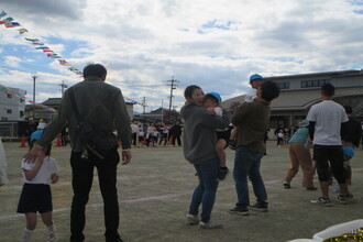 フォークダンスをする全園児親子