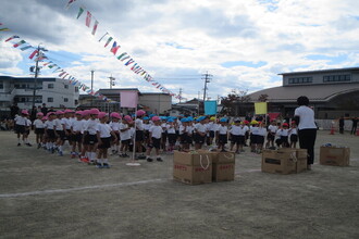 閉会式をする全園児