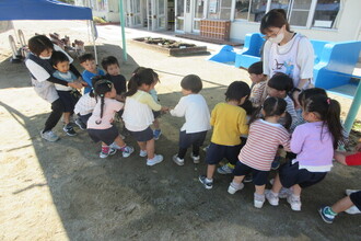 綱引きをする年少児