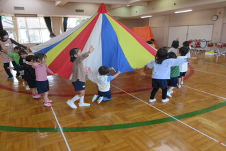 バルーンをする年少児