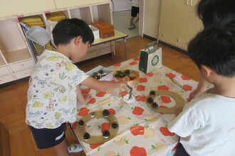 製作する年長児