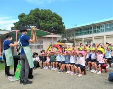 お話し会が始まり手遊びをしているところ