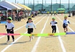 5歳児がかけっこをしているところ