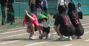 障害物競走でネットをくぐっているところ