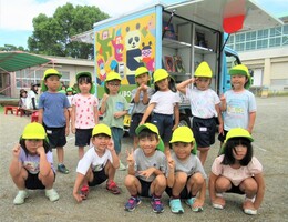 移動図書館の車の前で年中組の集合写真