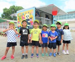 移動図書館の車の前で年長組が集合写真