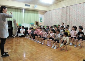みんなで手遊びをしているところ