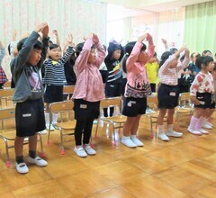 お祝いの歌をうたっているところ