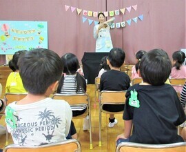 紙皿シアターを見ているところ