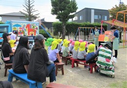 絵本の読み聞かせをしているところ