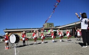 5歳児が太鼓をたたいているところ