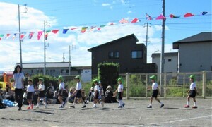 5歳児が入場行進をしているところ