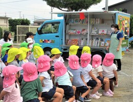移動図書館の扉が開いて子どもたちが見ているところ
