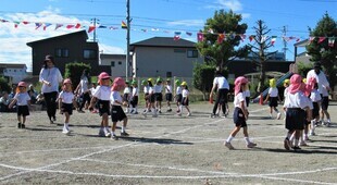 3歳児が入場行進をしているところ