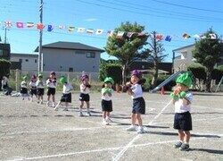 3歳が踊っているところ