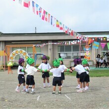 3歳児が輪になって踊っているところ