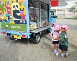 年少組が絵本を選んでいるところ