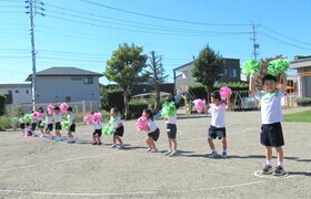4歳児が一列で踊っているところ
