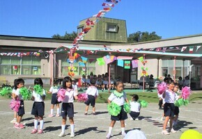4歳児が円になって踊っているところ