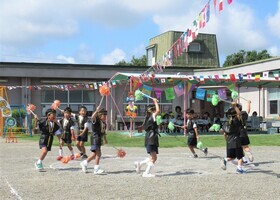 5歳が円を走って踊っているところ