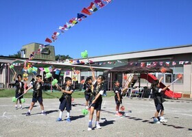 5歳がポーズを決めて踊っているところ