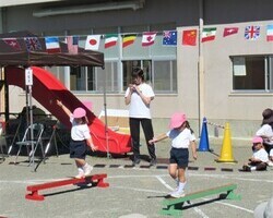 3歳児が平均台を渡っているところ