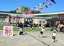 4歳児が綱渡りをしているところ