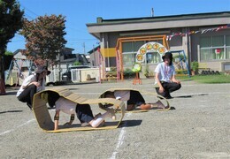 4歳児がキャタピラをしているところ