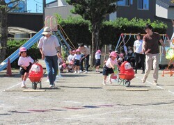 3歳児が親子競技をしているところ