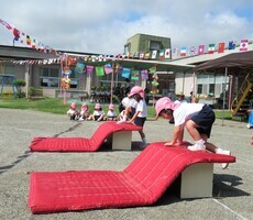 3歳児が跳び箱マットからジャンプするところ