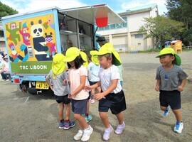 年中組が絵本を選んでいるところ