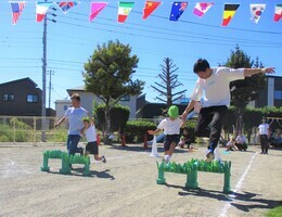 親子で手をつないでハードルを跳んでいるところ