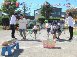 親子競技でフラフープをくぐっているところ