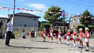 5歳児が太鼓をたたいているところ