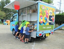 年長組が絵本を選んでいるところ