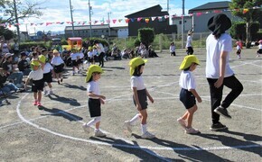 4歳児が入場行進をしているところ