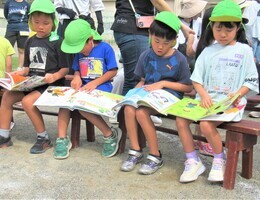 年長児が絵本を読んでいるところ