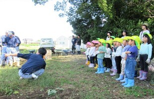 高校生と挨拶をしているところ