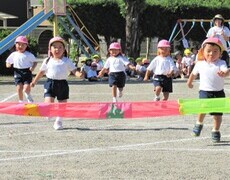 3歳児がかけっこをしているところ