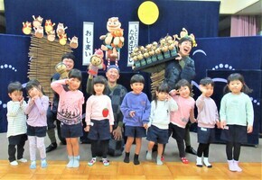 人形劇団と3歳児が記念撮影