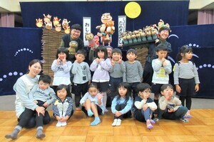 人形劇団と4歳児が記念撮影