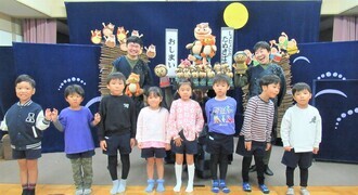 人形劇団と5歳児が記念撮影