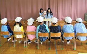 高校生の説明を聞いているところ