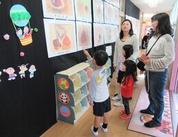 4歳児が親子で絵の鑑賞をしているところ