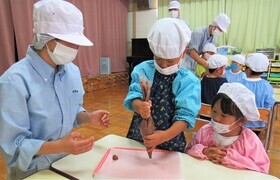 絞ってドーナツの形を作っているところ