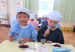 完成したドーナツを食べているところ