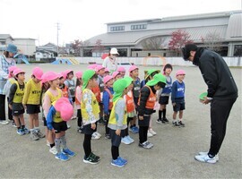 小俣幼稚園の友達と挨拶を交わしているところ