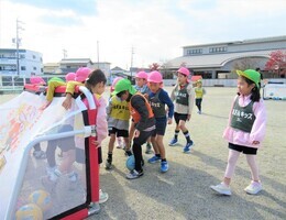 ゴールの所でシュートをしようとしているところ