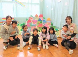 4歳児が作品の前で記念撮影