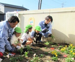 5歳児が花の苗を植えているところ